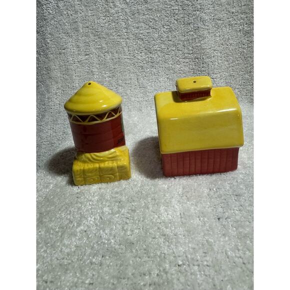 John Deere On The Farm Barn And Silo Salt and Pepper Shakers - Picture 4 of 6
